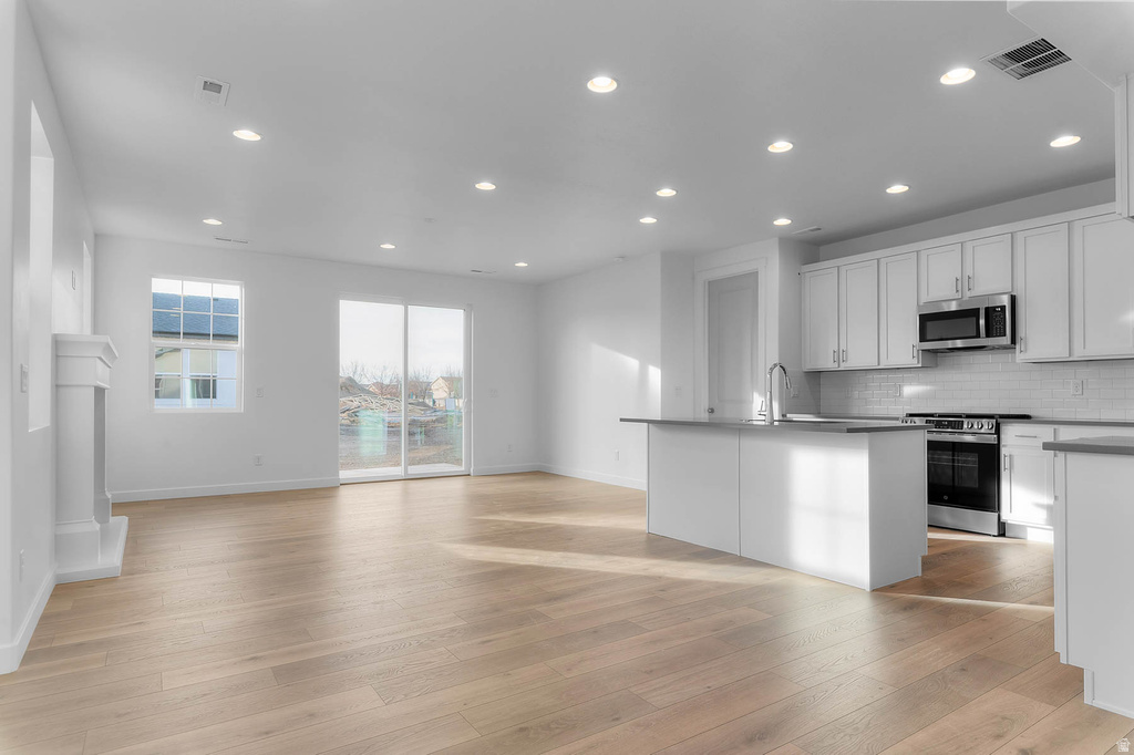 979 N AMBERLY DR North Salt Lake, UT 84054