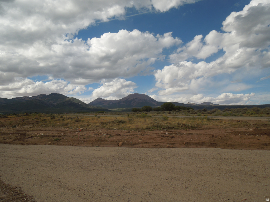 5  STONE RD La Sal, UT 84530