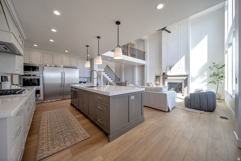 695 W HIDDEN FARM DR Farmington, UT 84025