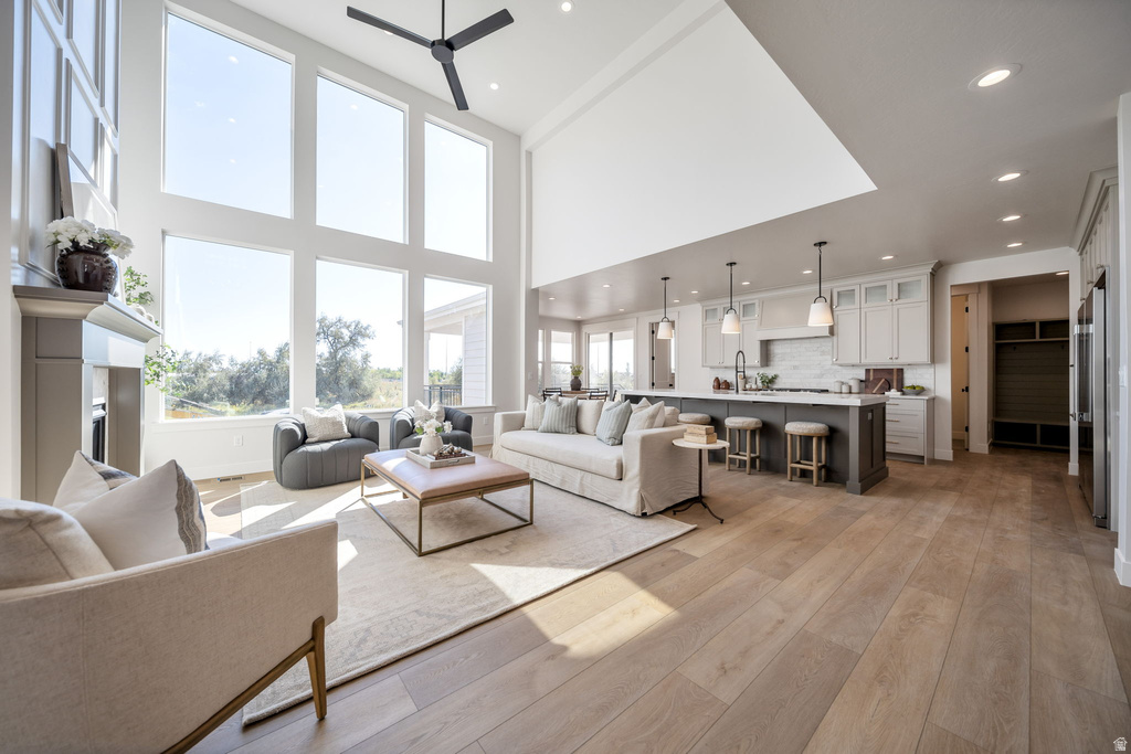 695 W HIDDEN FARM DR Farmington, UT 84025