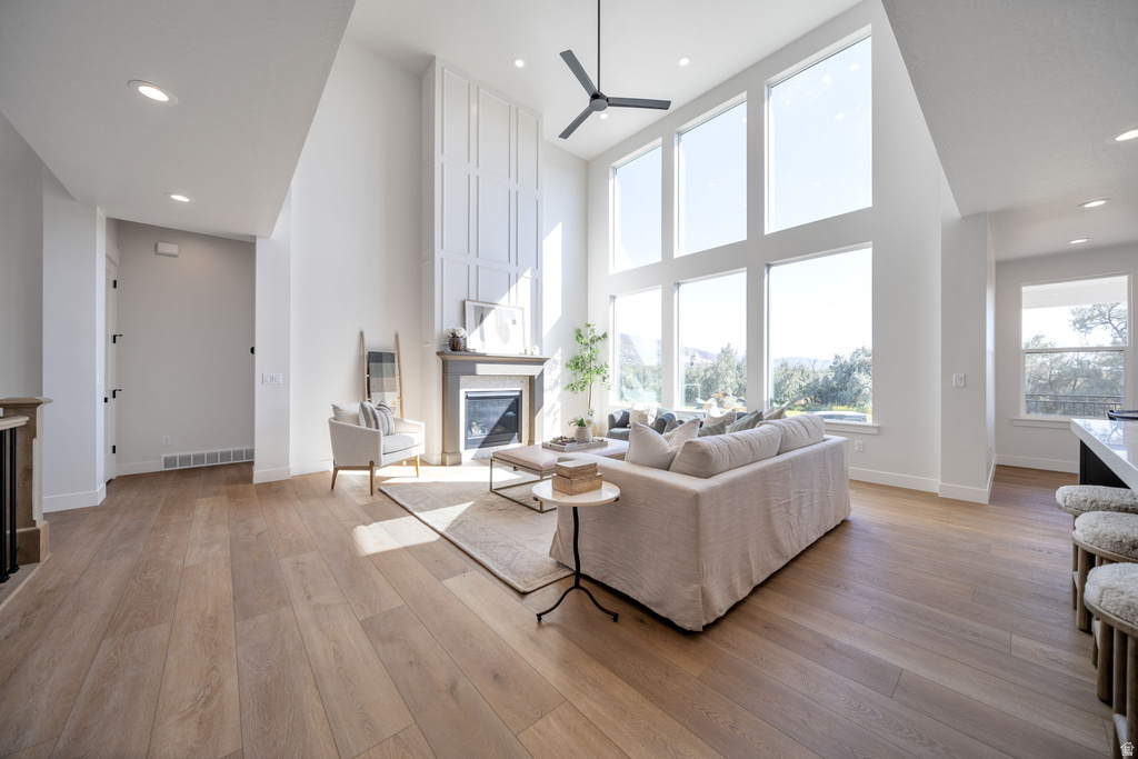 695 W HIDDEN FARM DR Farmington, UT 84025