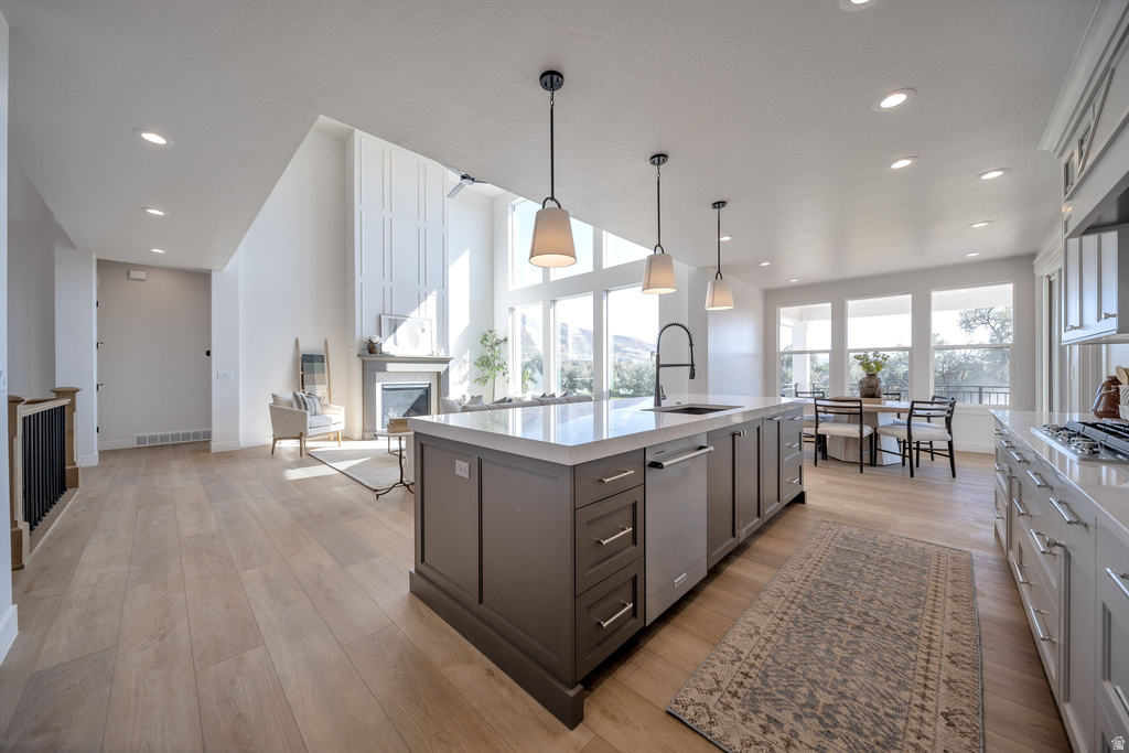 695 W HIDDEN FARM DR Farmington, UT 84025