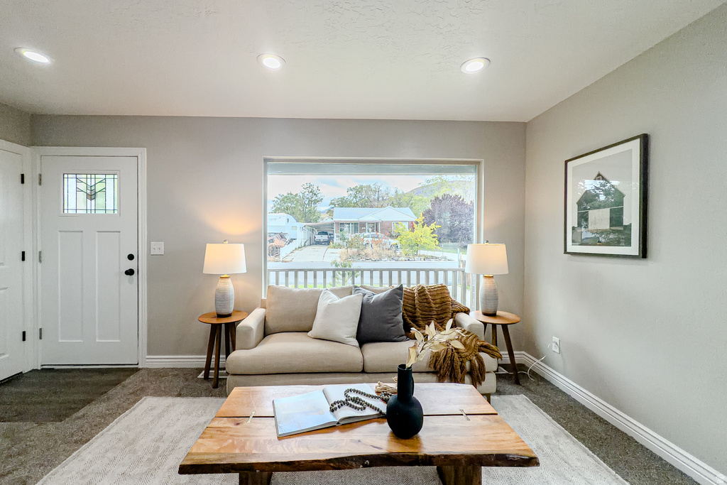 8696 W HELEN DR Magna, UT 84044