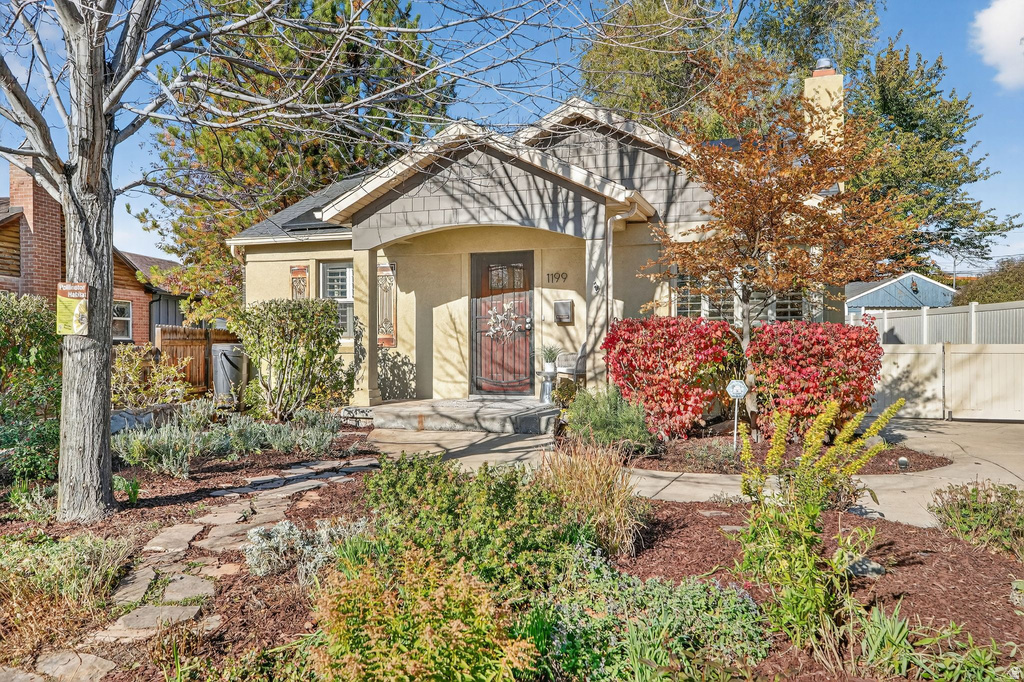 Photo 1 for MLS #2120393 at 1199 E Lorraine Dr