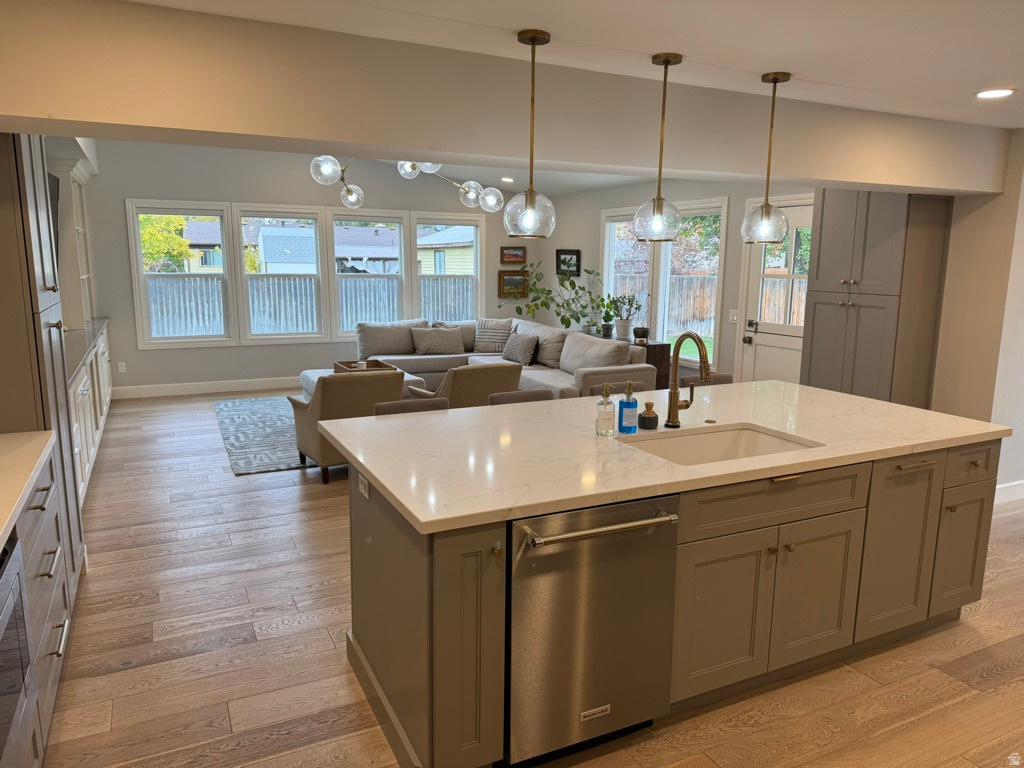 1761 E SOUTHMOOR DR Holladay, UT 84117