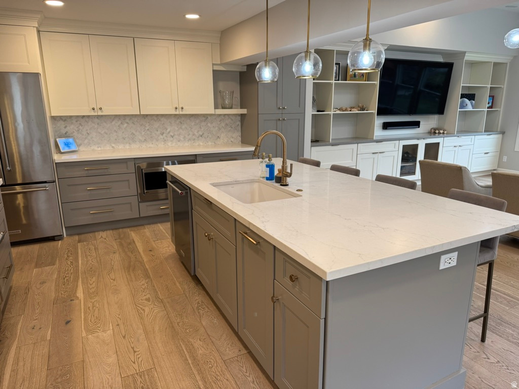 1761 E SOUTHMOOR DR Holladay, UT 84117