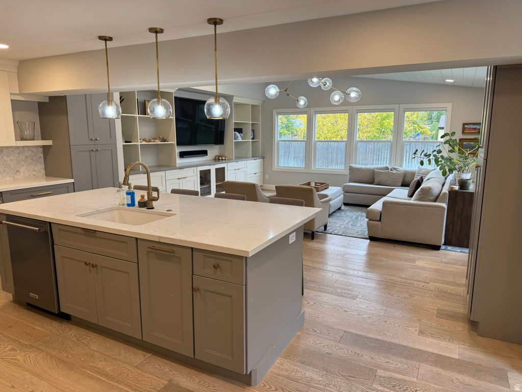 1761 E SOUTHMOOR DR Holladay, UT 84117