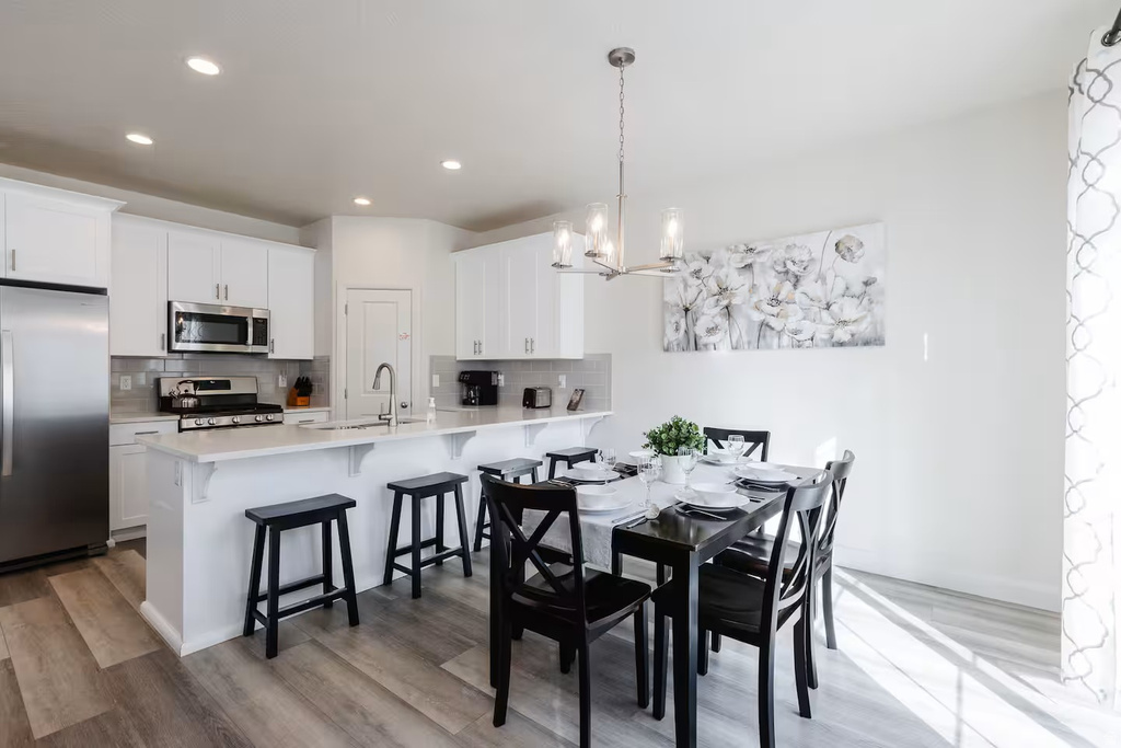 Photo 3 for MLS #2120616 at 1162 N Riviera Aly