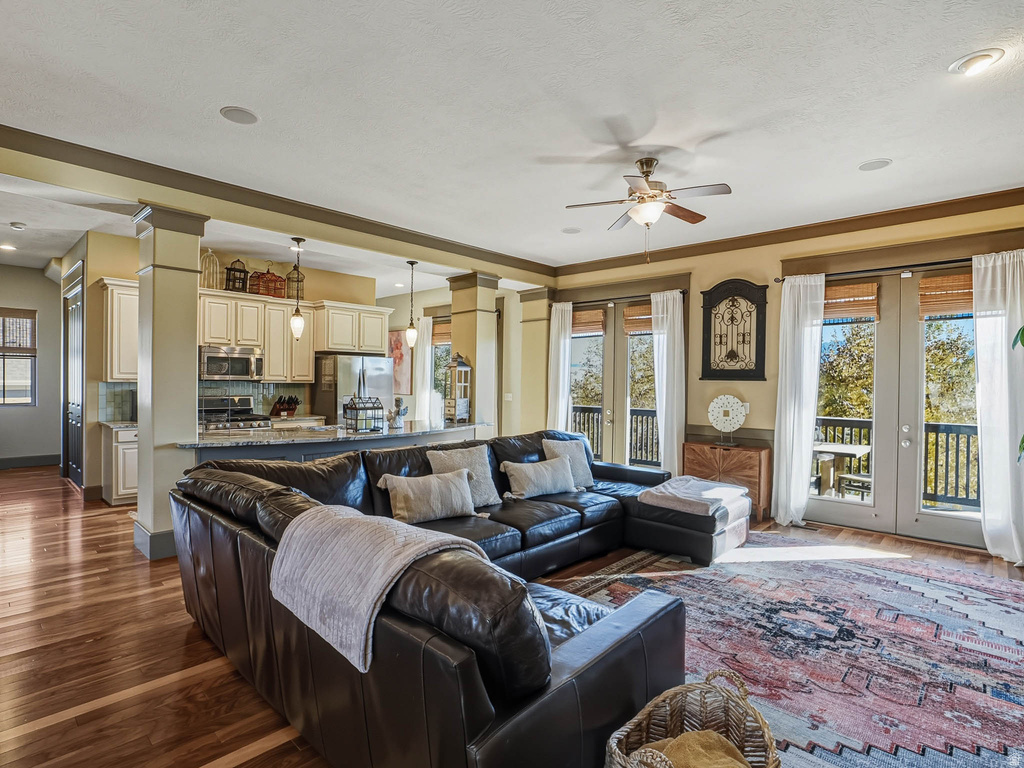 10566 S LAKE AVE South Jordan, UT 84009