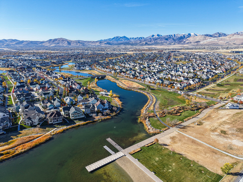 10566 S LAKE AVE South Jordan, UT 84009