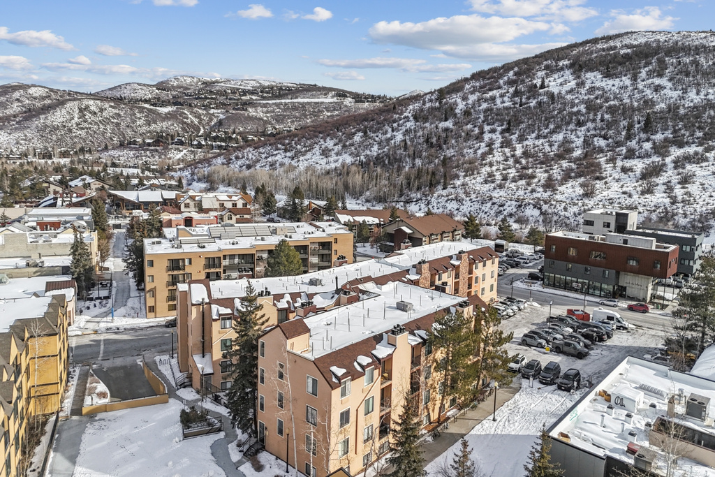 Snowy aerial view with a mountain view