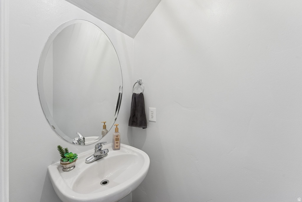 908 HALSTEAD DR North Salt Lake, UT 84054