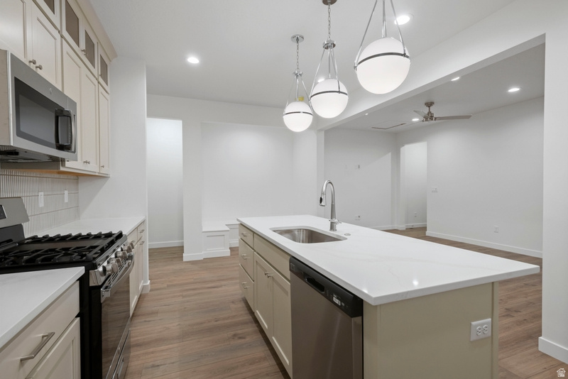 11363 S OFFSHORE WAY #381 South Jordan, UT 84009