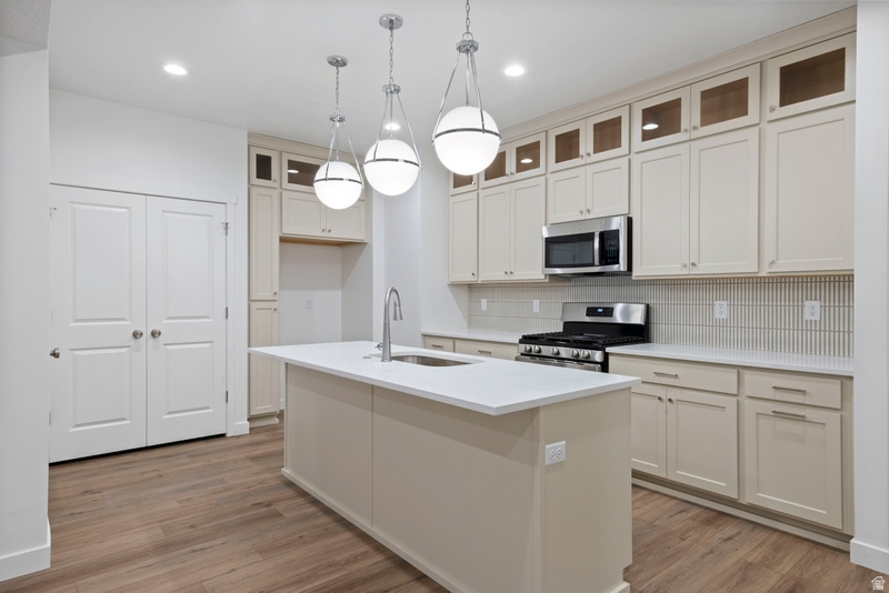 11363 S OFFSHORE WAY #381 South Jordan, UT 84009