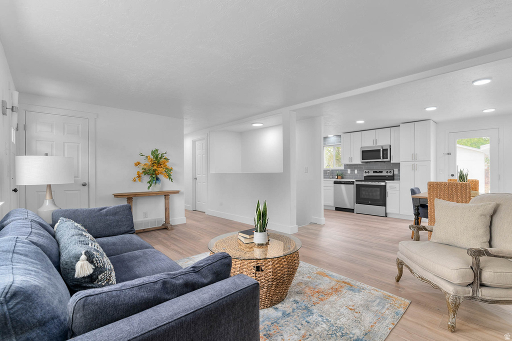 8026 S LAGUNA CIR West Jordan, UT 84088