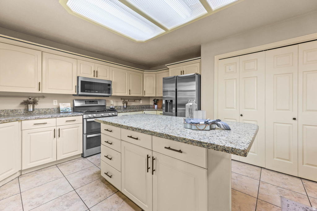 8017 S SHOWCASE LN Sandy, UT 84094