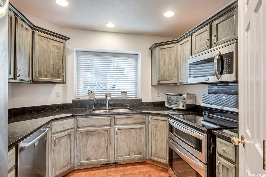 353 BAYSIDE DR Saratoga Springs, UT 84045