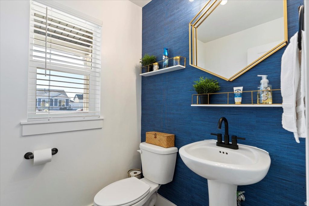 2440 W 2900 N Farr West, UT 84404