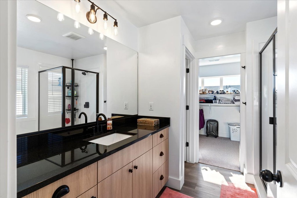 2440 W 2900 N Farr West, UT 84404