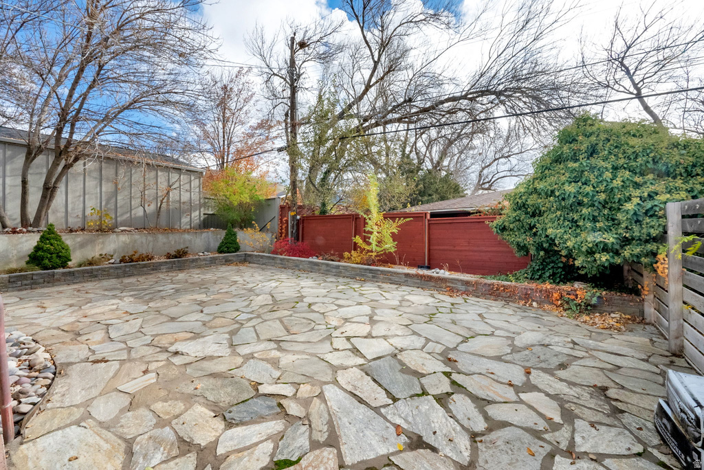 2402 E BEACON DR Salt Lake City, UT 84108