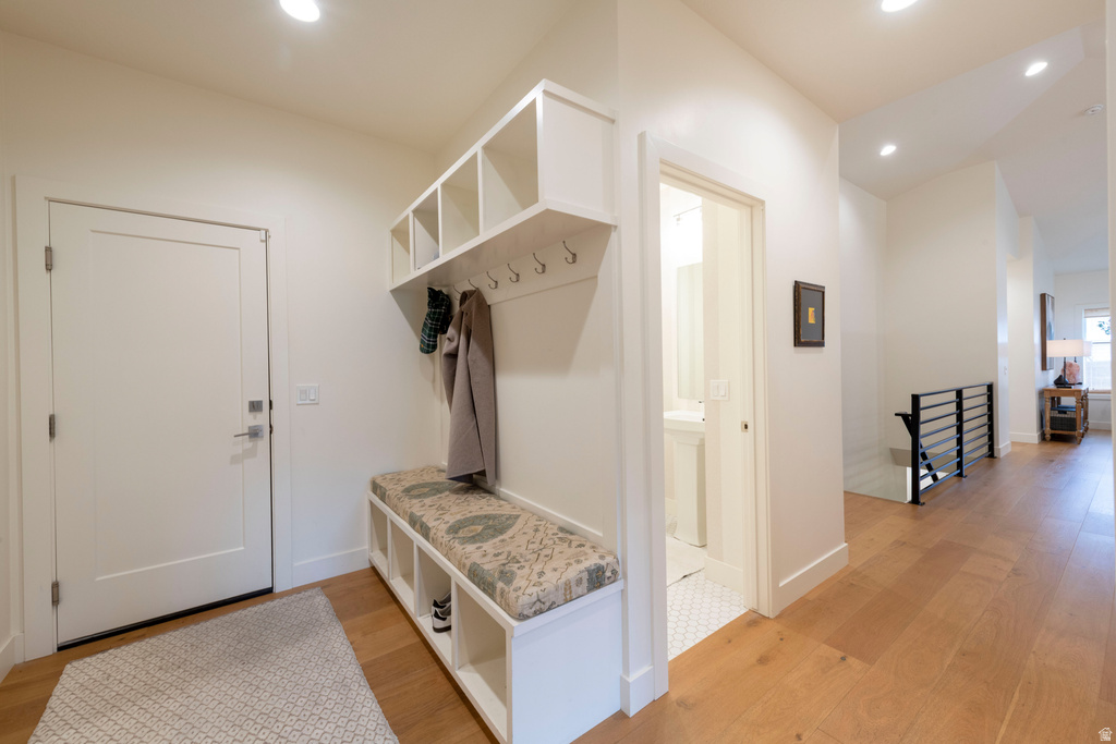 1574 E WINWARD DR Holladay, UT 84117