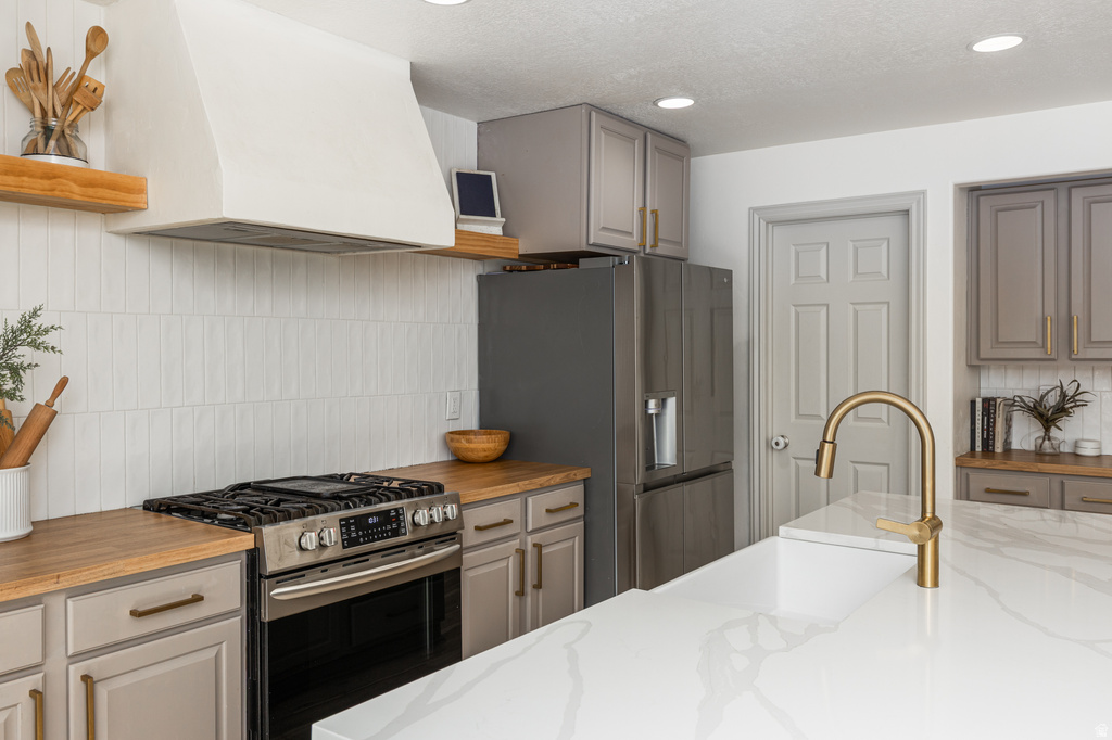 1012 CAMBRIA DR North Salt Lake, UT 84054