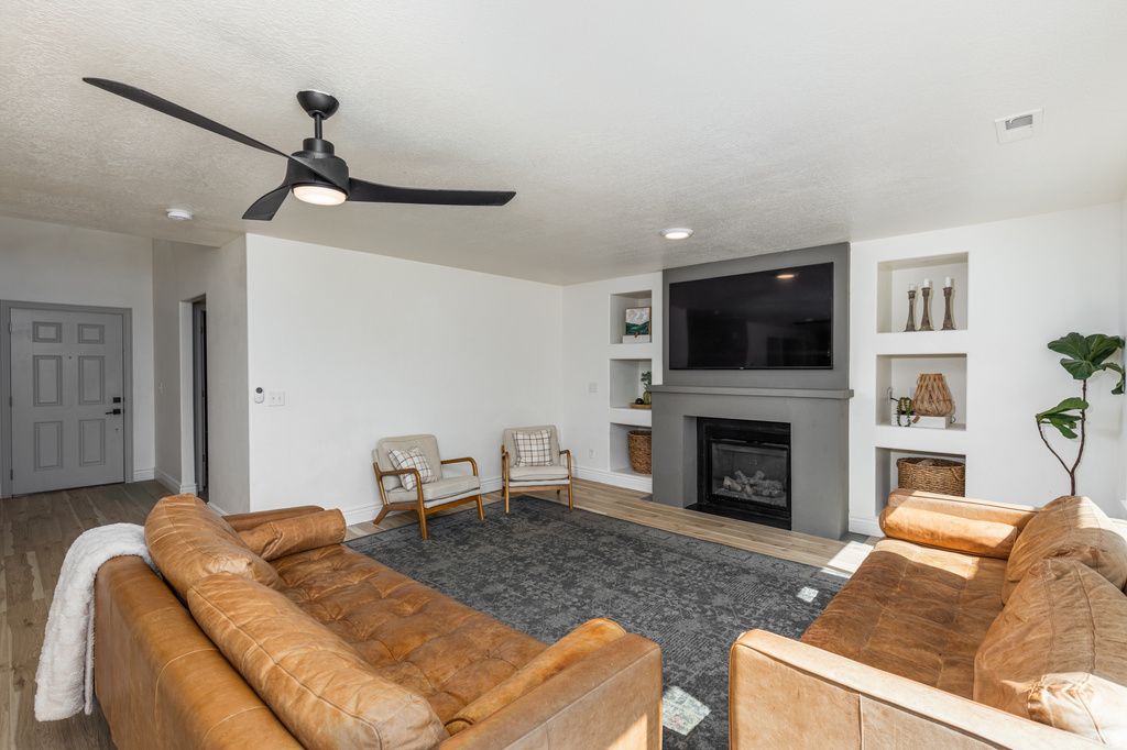 1012 CAMBRIA DR North Salt Lake, UT 84054