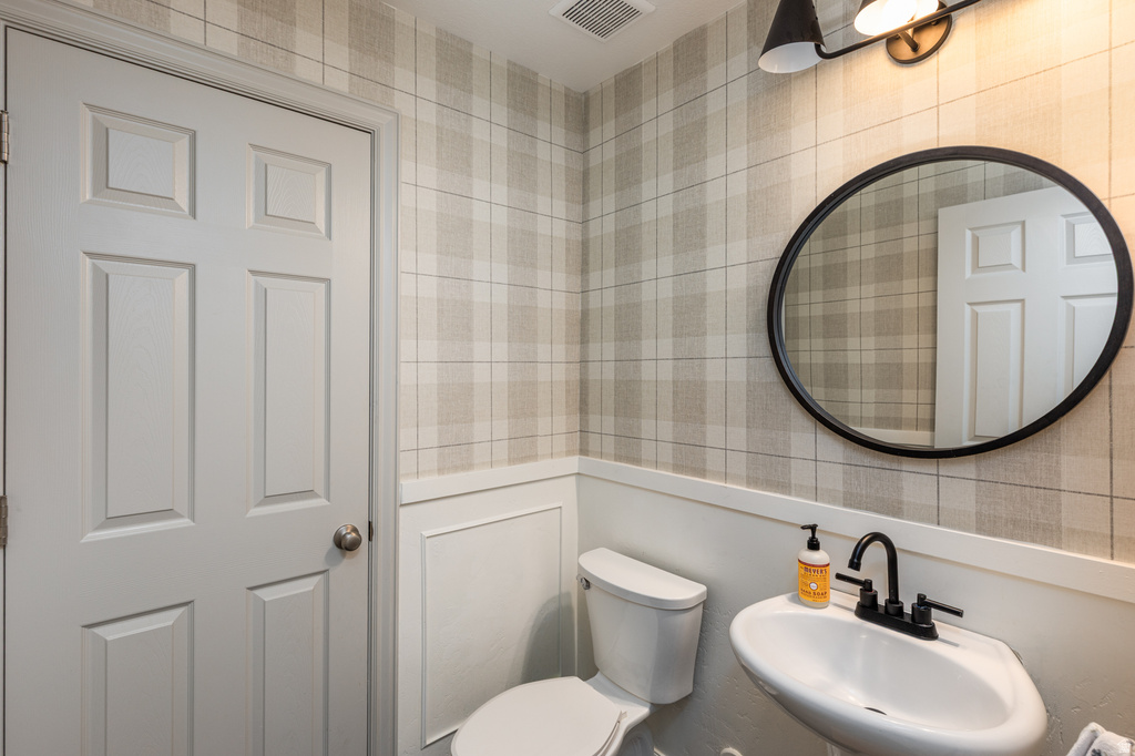 1012 CAMBRIA DR North Salt Lake, UT 84054