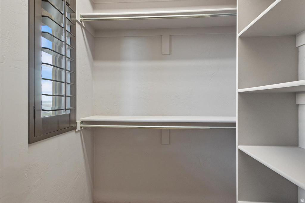 919 PARKWAY DR North Salt Lake, UT 84054