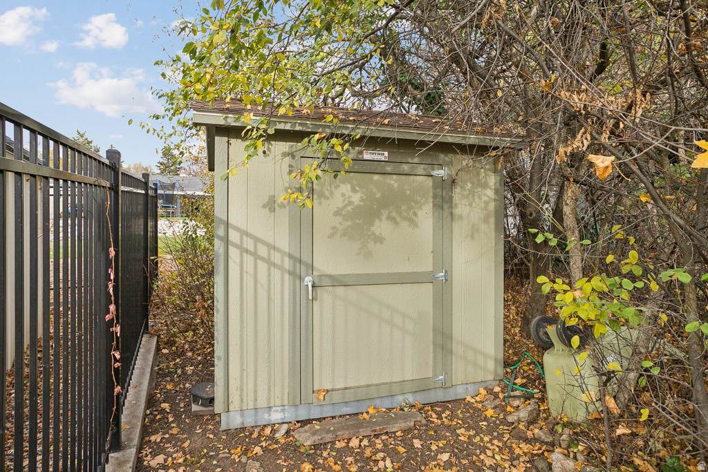 527 SHERIDAN CIR Centerville, UT 84014