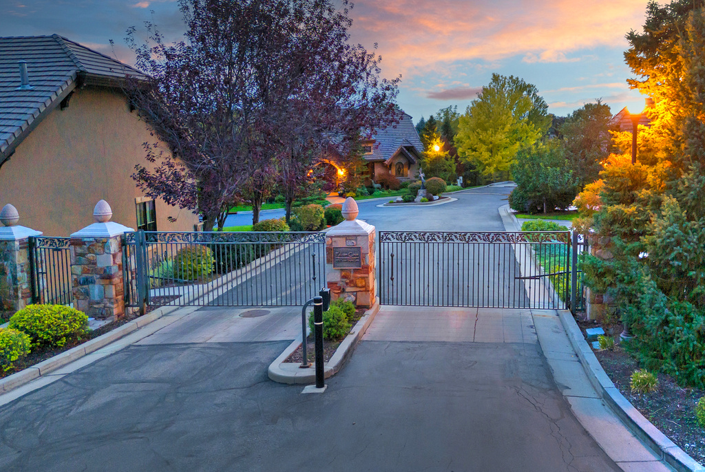 8778 S FALCON HEIGHTS LN Sandy, UT 84093