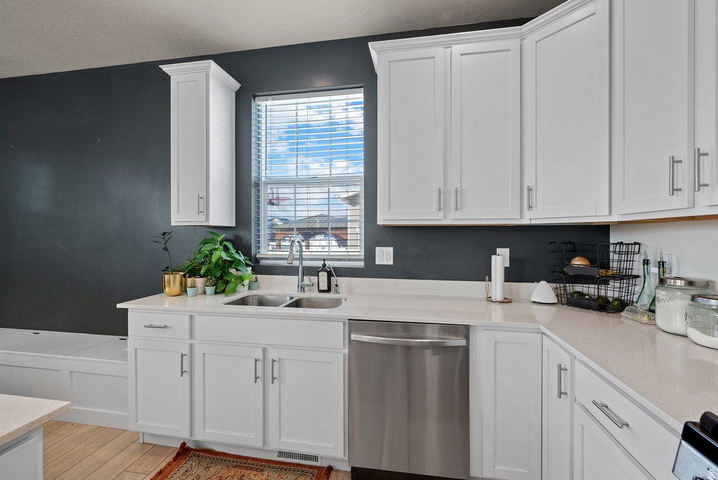 1502 E LOWE PEAK DR Eagle Mountain, UT 84005