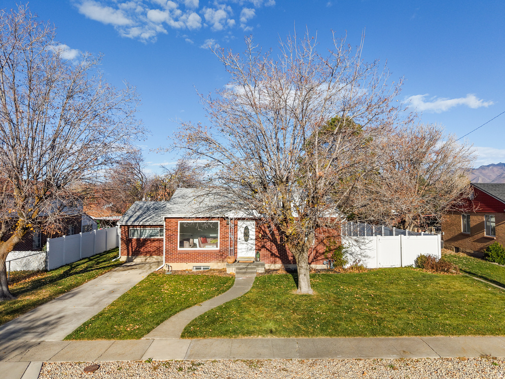 5749 S MCMILLAN CIR Murray, UT 84107