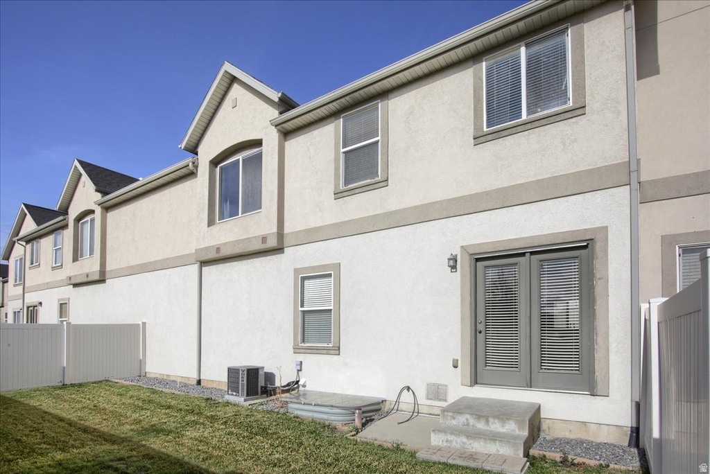 1581 WYNGATE PARK DR South Jordan, UT 84095