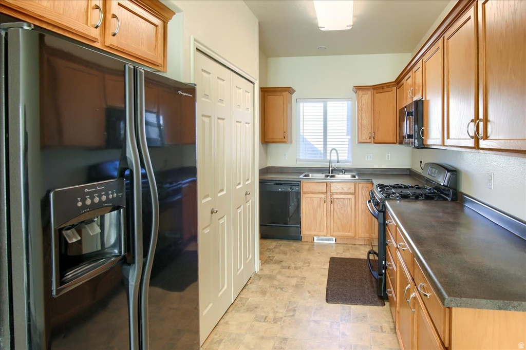 1581 WYNGATE PARK DR South Jordan, UT 84095