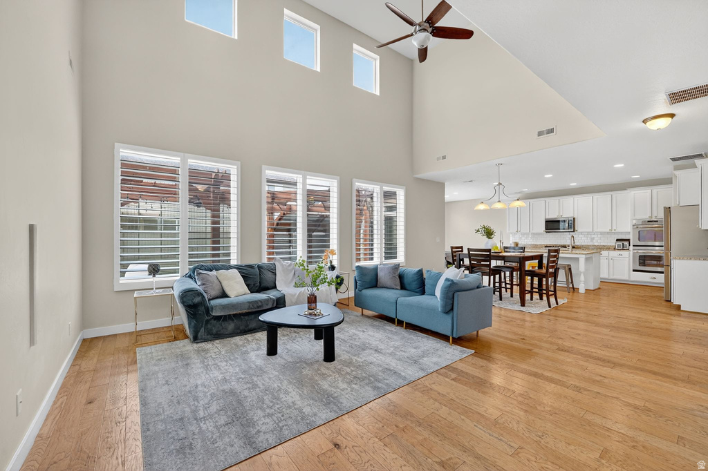 925 ELIZABETH DR North Salt Lake, UT 84054