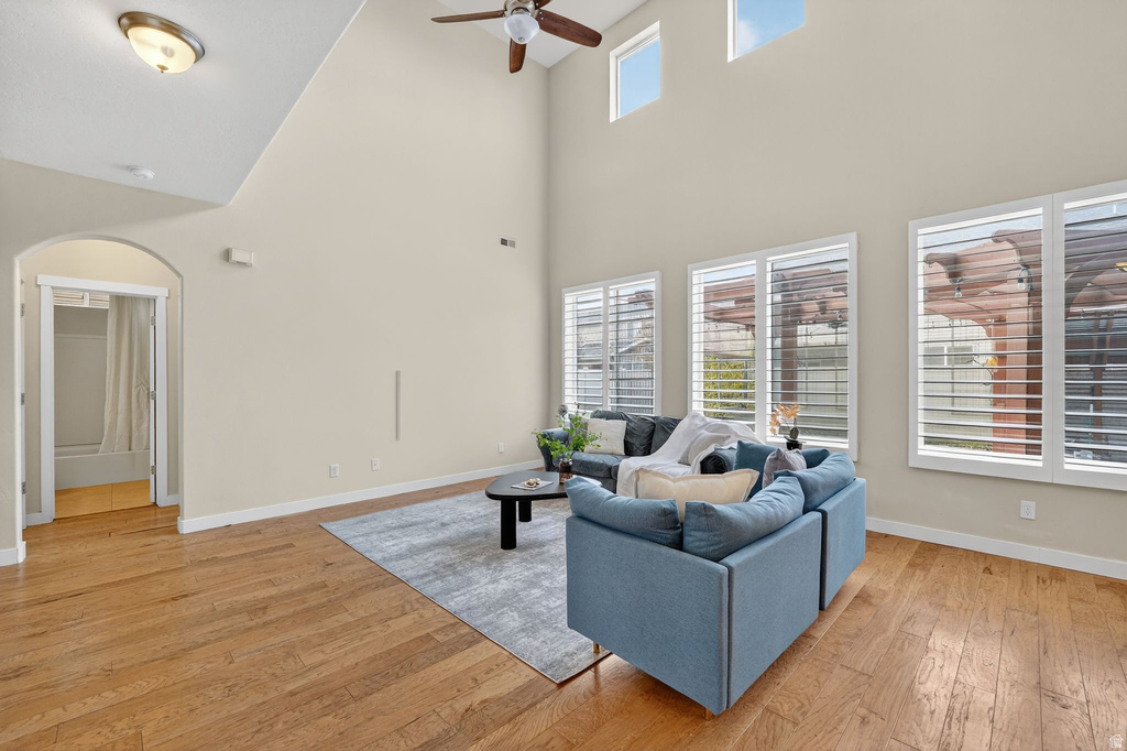 925 ELIZABETH DR North Salt Lake, UT 84054