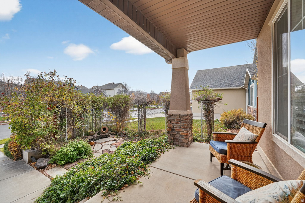 925 ELIZABETH DR North Salt Lake, UT 84054