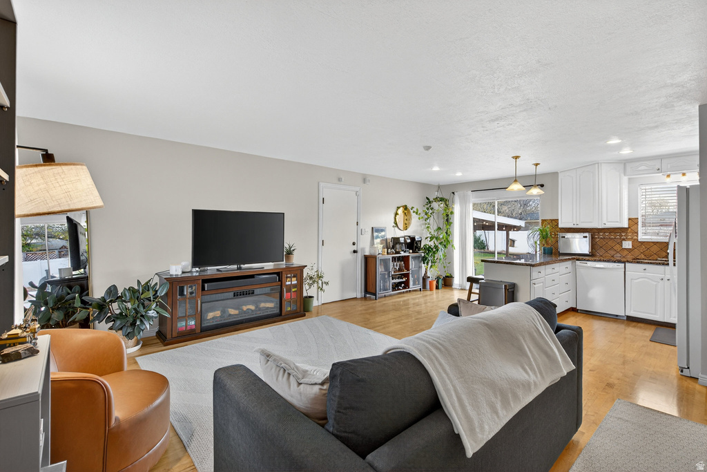 386 E PIONEER AVE Sandy, UT 84070