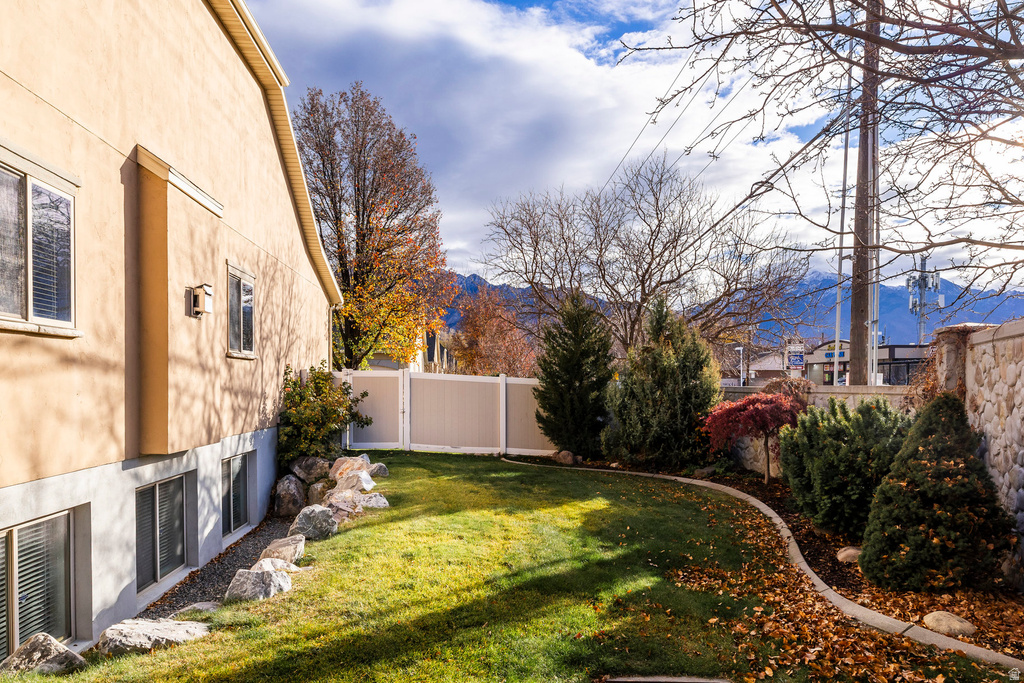 5588 S FARM HILL DR Salt Lake City, UT 84117