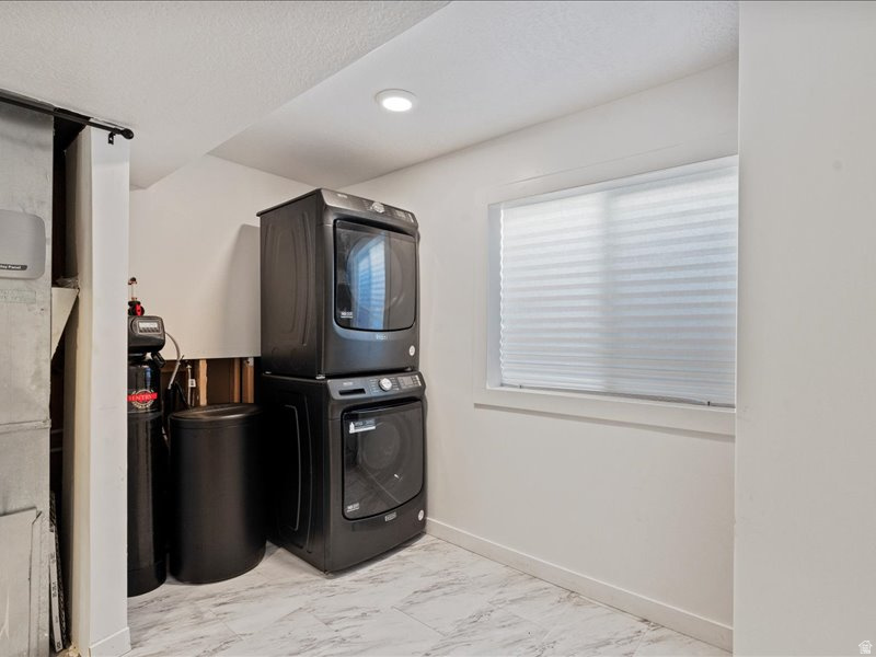 943 W 60 N Layton, UT 84041