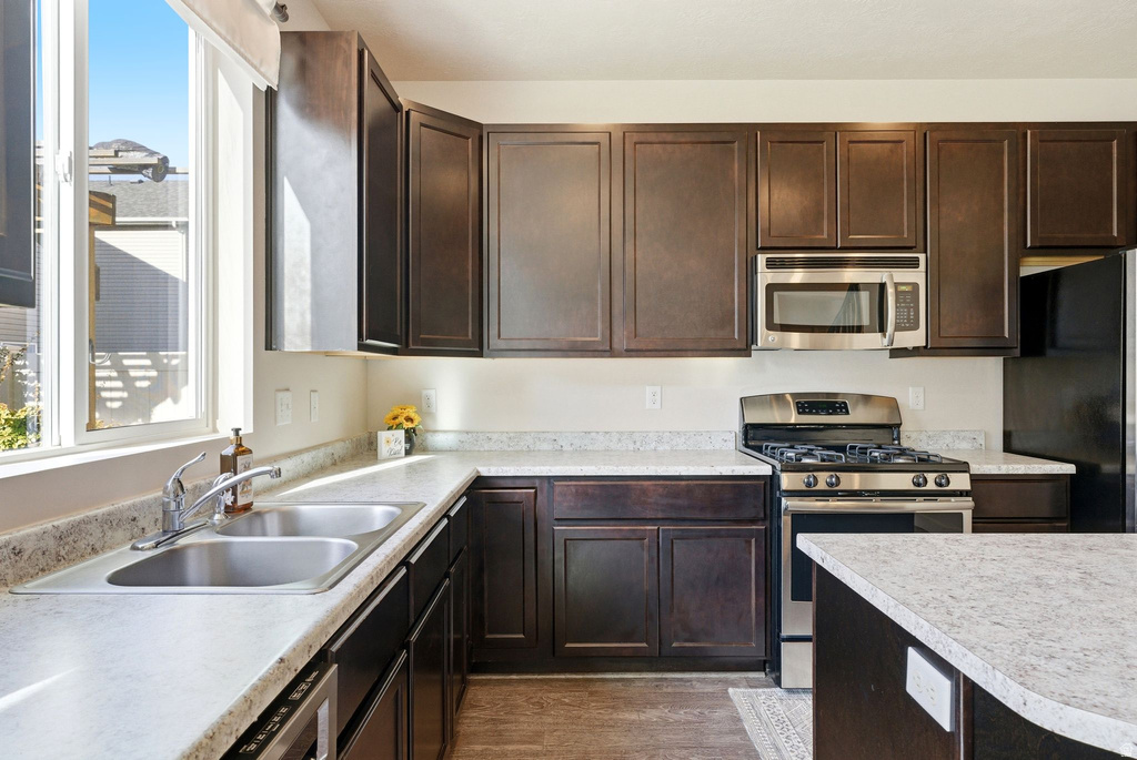 968 W STONEHAVEN DR North Salt Lake, UT 84054