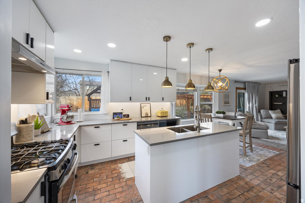 2111 GLACIER VIEW DR Sandy, UT 84092