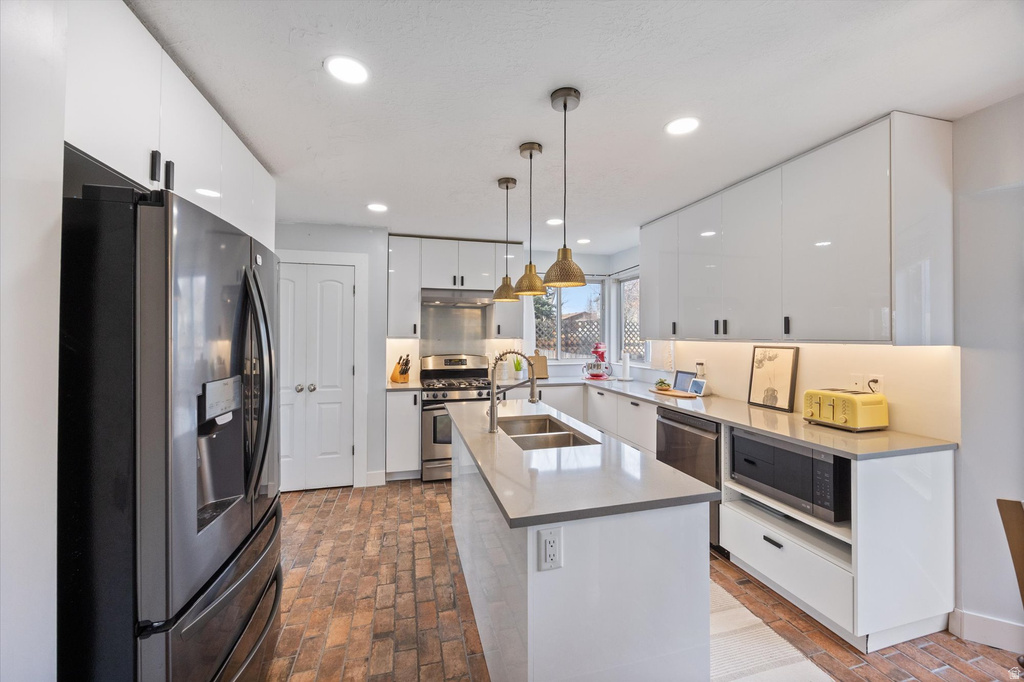 2111 GLACIER VIEW DR Sandy, UT 84092