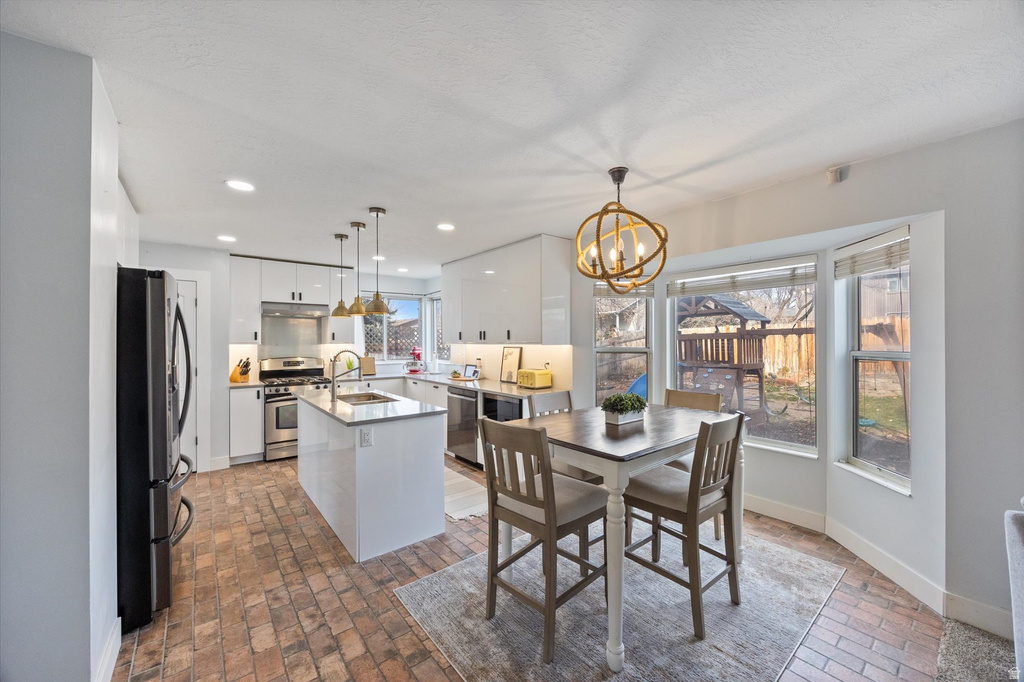 2111 GLACIER VIEW DR Sandy, UT 84092