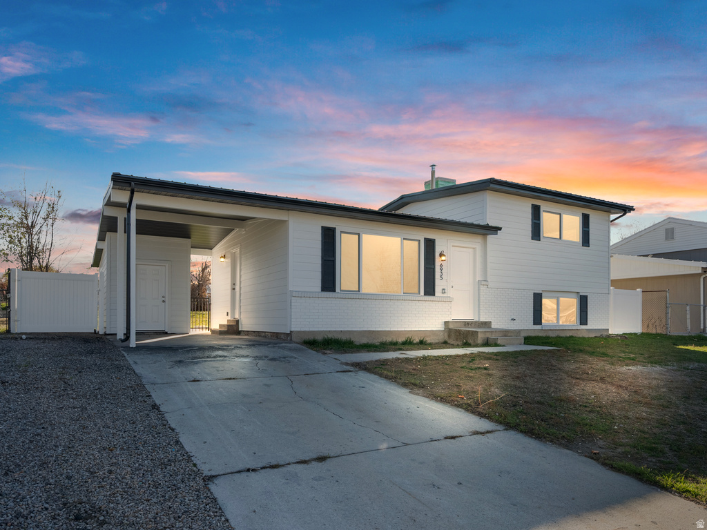 6935 BONNIE ARLENE DR West Valley City, UT 84128