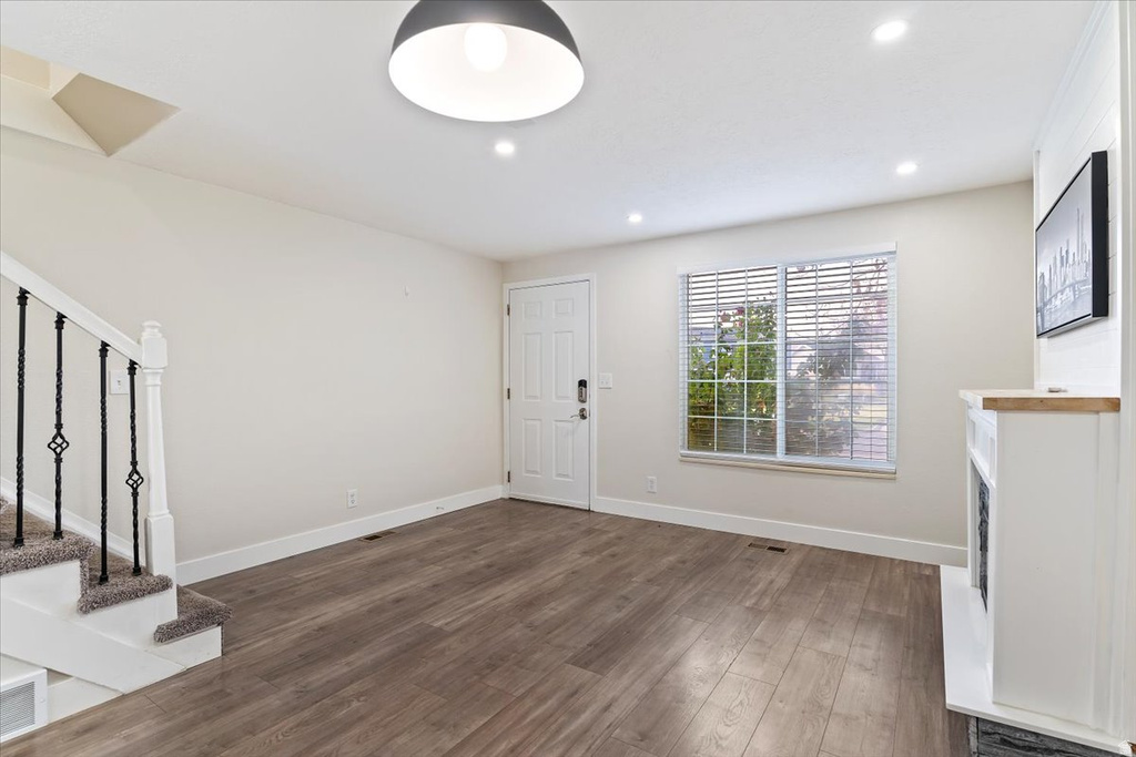 586 W 1950 N Centerville, UT 84014