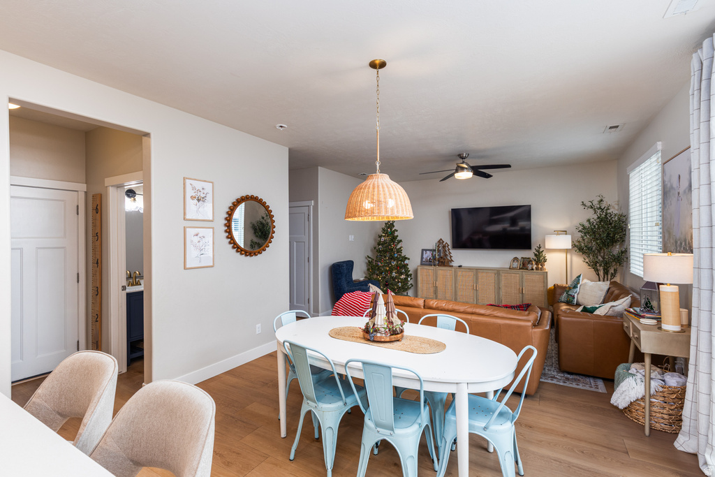 1083 W STONEHAVEN DR North Salt Lake, UT 84054