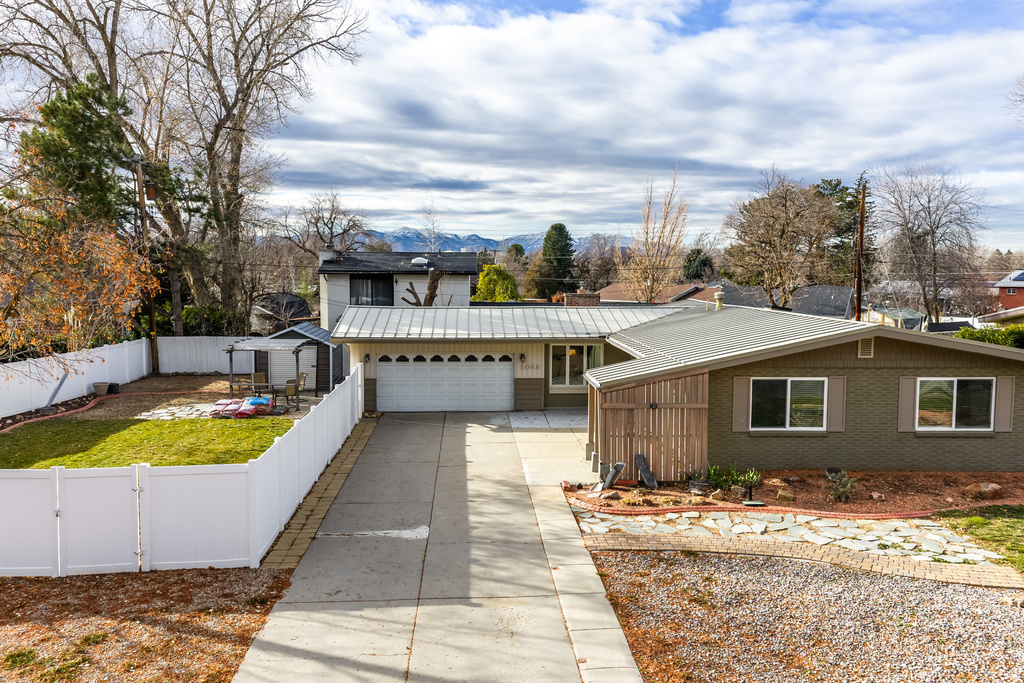 5088 S WOODMONT DR Holladay, UT 84117