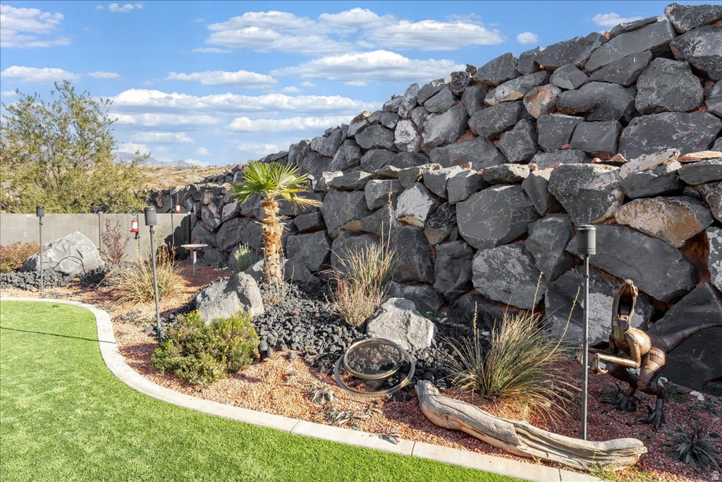 2210 N MONTAGNA ST Washington, UT 84780